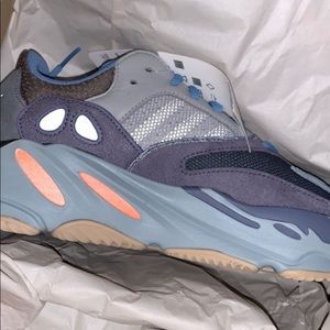 (SOLD)Yeezy 700 Carbon Blue